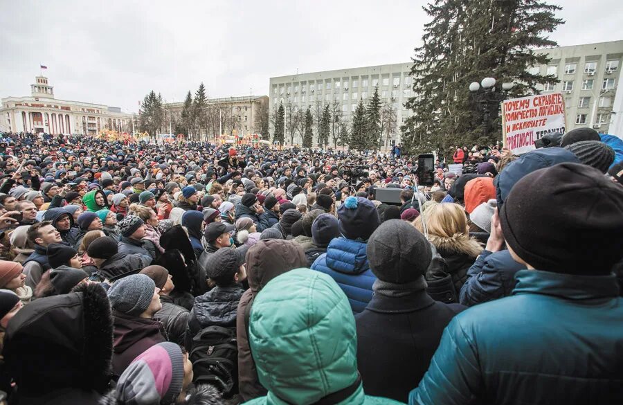 Митинг в Кемерово сегодня. Протесты в Кемерово на Советской. Митинг в Кемерово сегодня на бульваре Строителей. Кемерово митинг