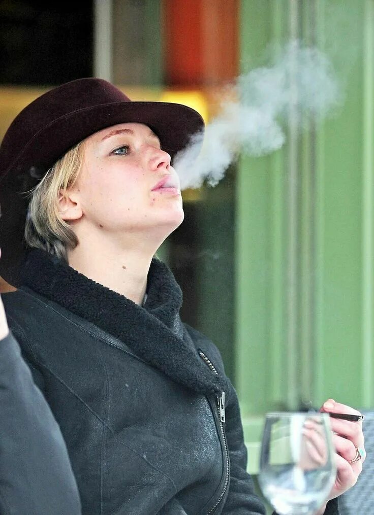 Кайл вест. She smokes a lot. She smokes a lot. She smokes and sucks. She smokes a lot.
