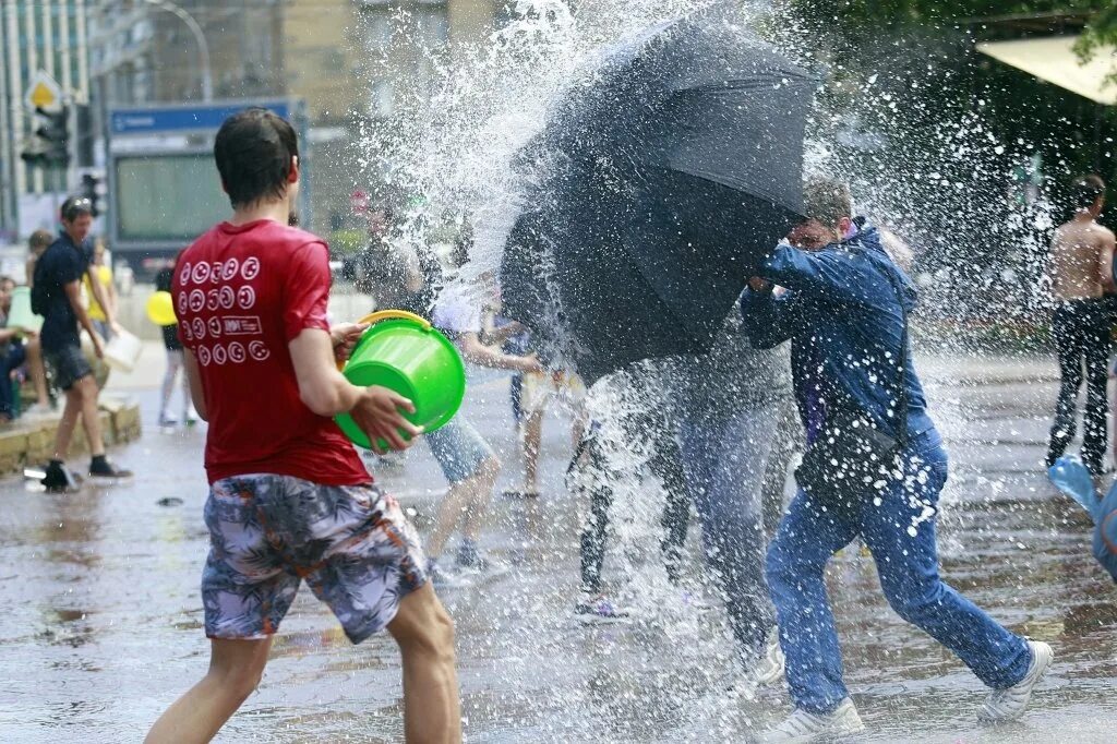 Сонник выливать воду. Ice bucket challenge. Женщина пьет воду. Люди обливают друг друга водой. Облили водой.