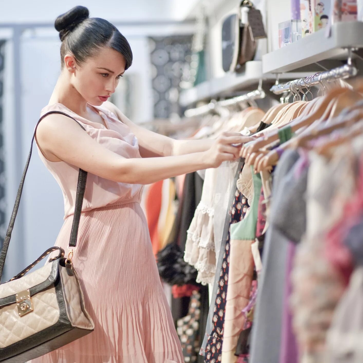 Примерка одежды. Dressing women video. Примерка одежды в магазине. Dressing women video. Dressing women video.