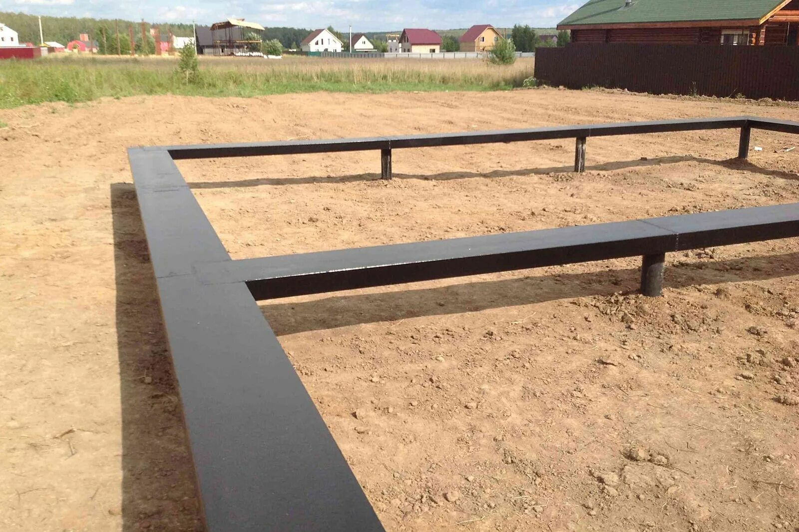 Фундамент сваи установка. Свайно-винтовой фундамент. Свайно винтовой фундамент 10х10 3д. Фундамент сваевинтовой. Винтовой фундамент.