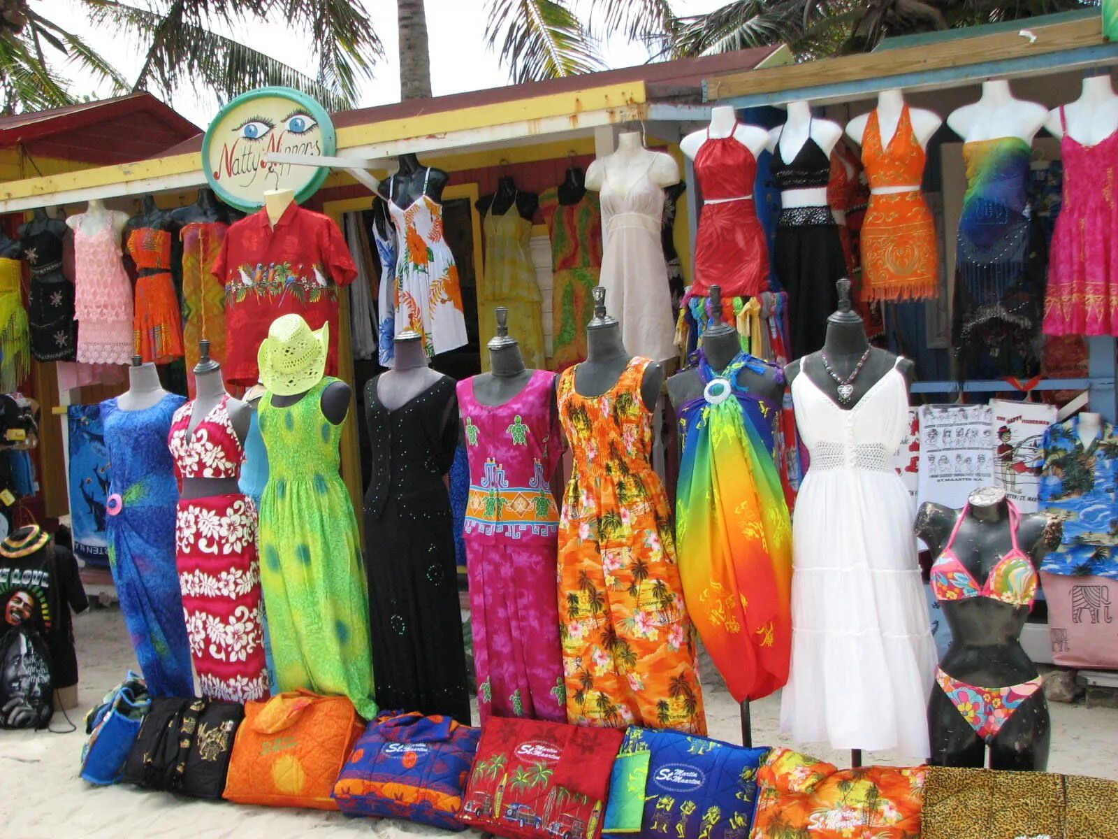 Где купить в хургаде. Одежда на Пхукете. Одежда на Бали. Тайские вещи. Рынок одежды в Тайланде.