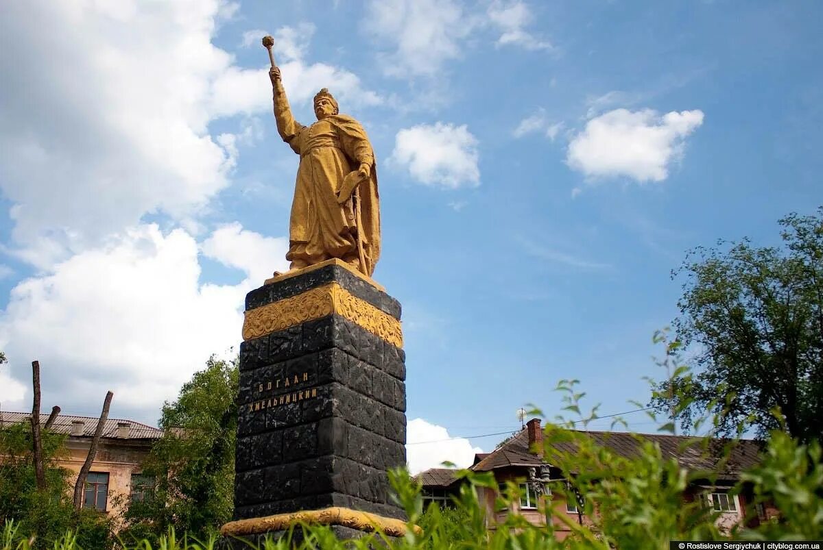 Хмельницкого орск. Памятник богдану хмельницкому в орске. памятник богдану хмельницкому в кривом роге. памятник б хмельницкому в кировограде.. кривой памятник.