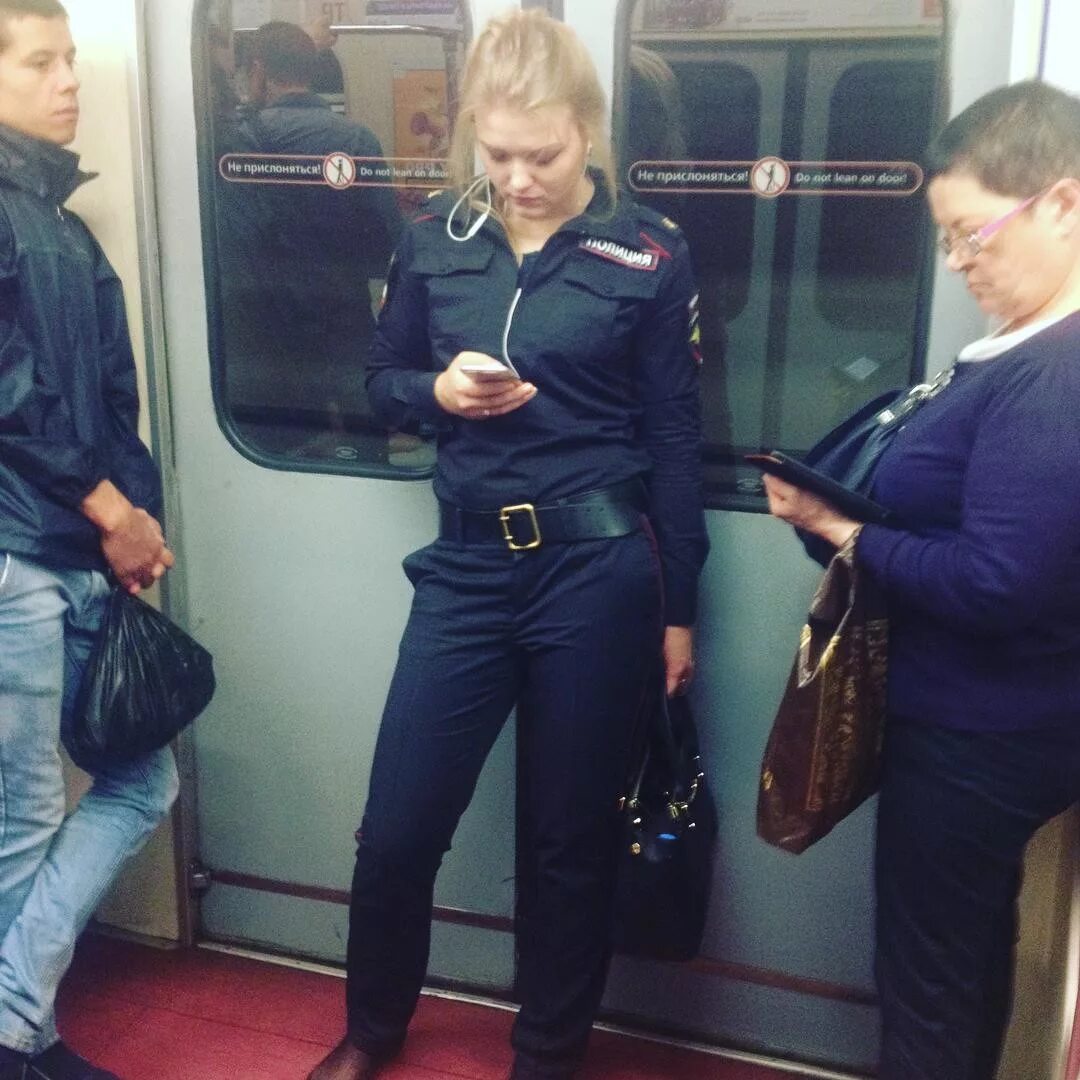 Приходим без формы. Российский полицейский. Сотрудницы полиции в форме. Смешная Полицейская форма. Девушки полицейские России.