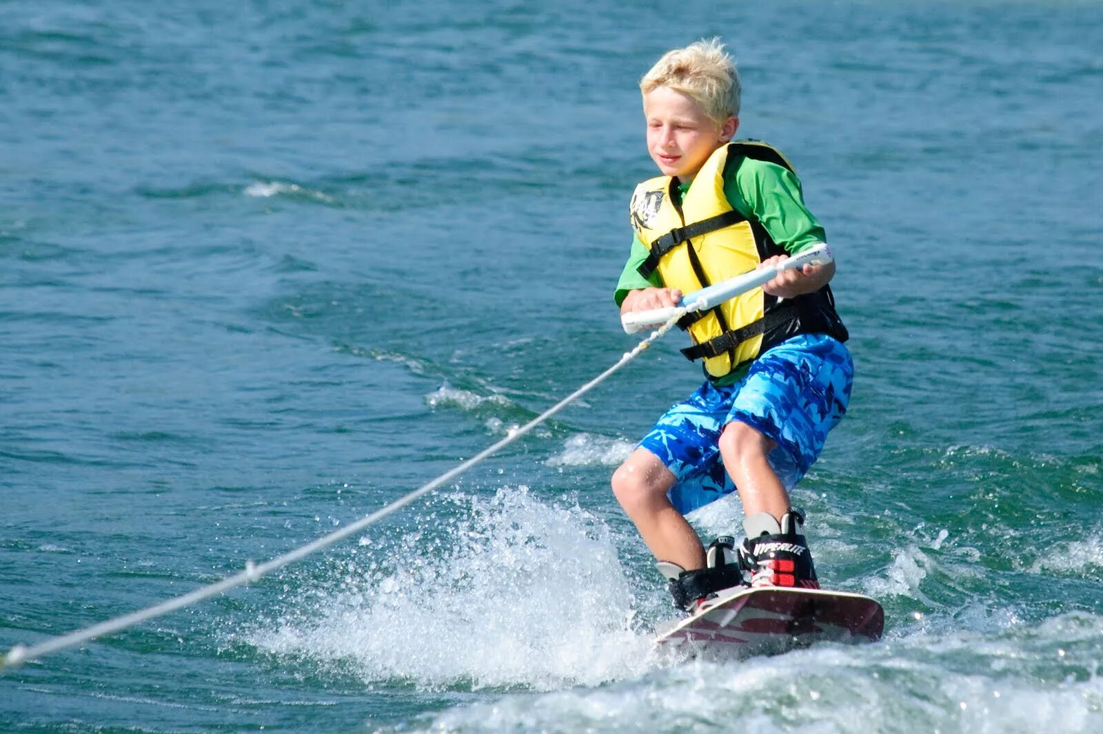 Водные виды спорта. Кататься на водных лыжах. Дети на водных лыжах. Доска для катания за катером. Do water sports