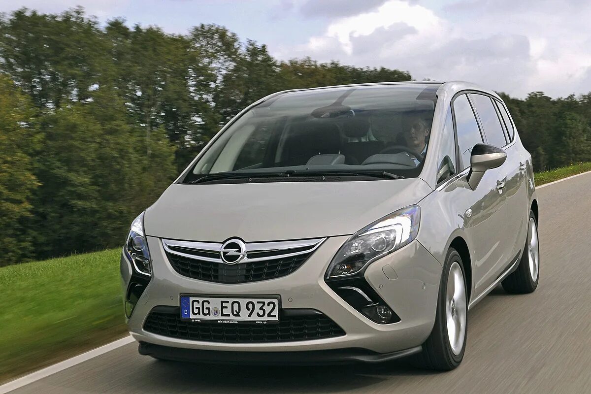 Купить опель зафира в белоруссии. Zafira Tourer. Опель Зафира Турер 2.0 дизель. Опель Зафира b 2013. Opel Zafira Tourer Cosmo Full 2022.