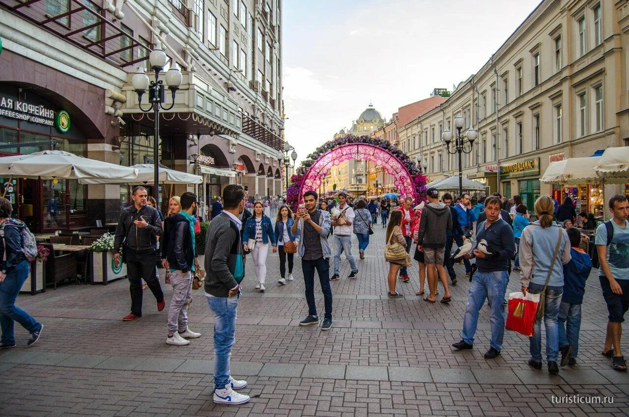 Погулять поесть. Улица Арбат (старый Арбат). Парк старый Арбат. Арбат пешеходная улица. Старый Арбат Москва летом.