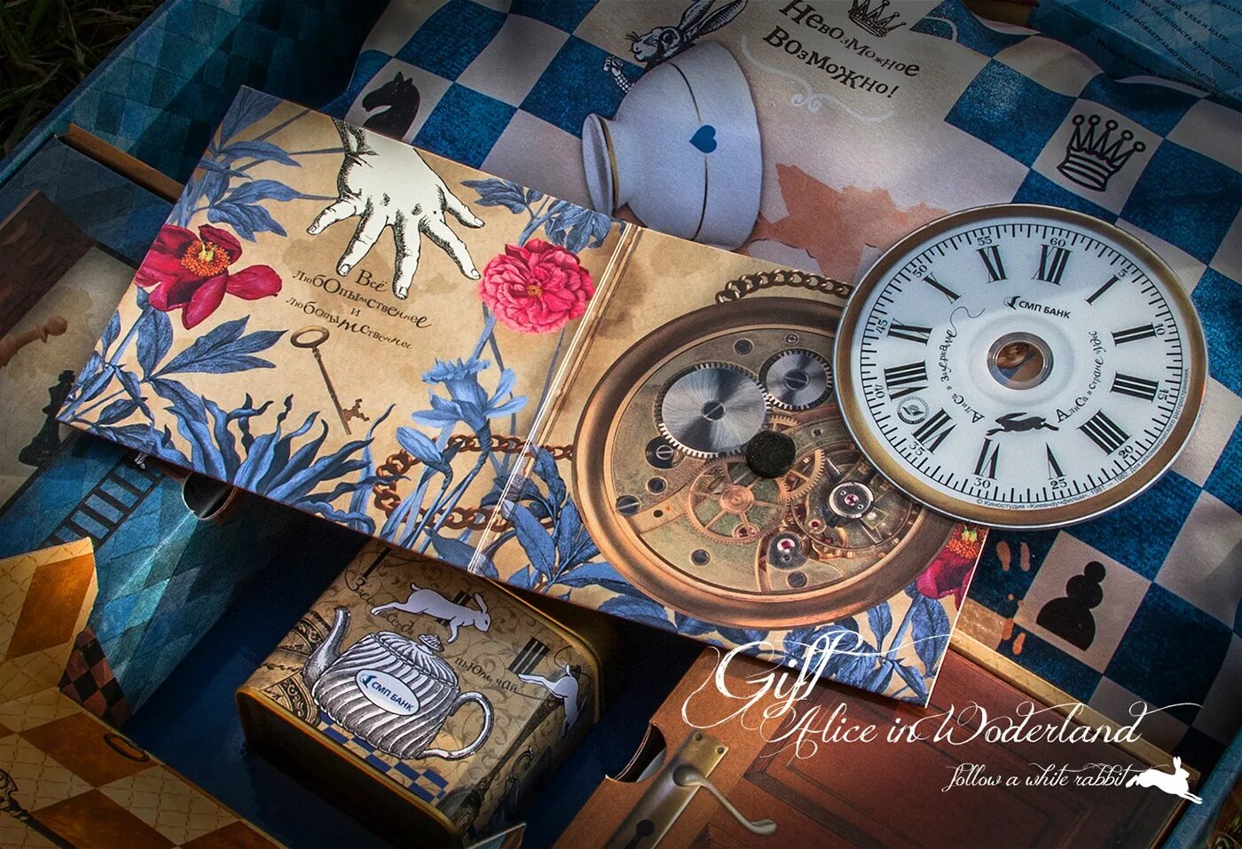 Алиса в стране чудес новый год. День рождения в стиле алиса в стране чудес. Декупаж в стиле алиса в стране чудес. Чайный сервиз алиса в стране чудес. Бокс алиса в стране чудес.