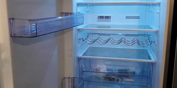 Нужно размораживать холодильник no frost. Холодильник LG ноу Фрост. Саморазмораживающийся холодильник LG. Холодильник LG- А Я 20 no Frost. Холодильник LG размораживается.