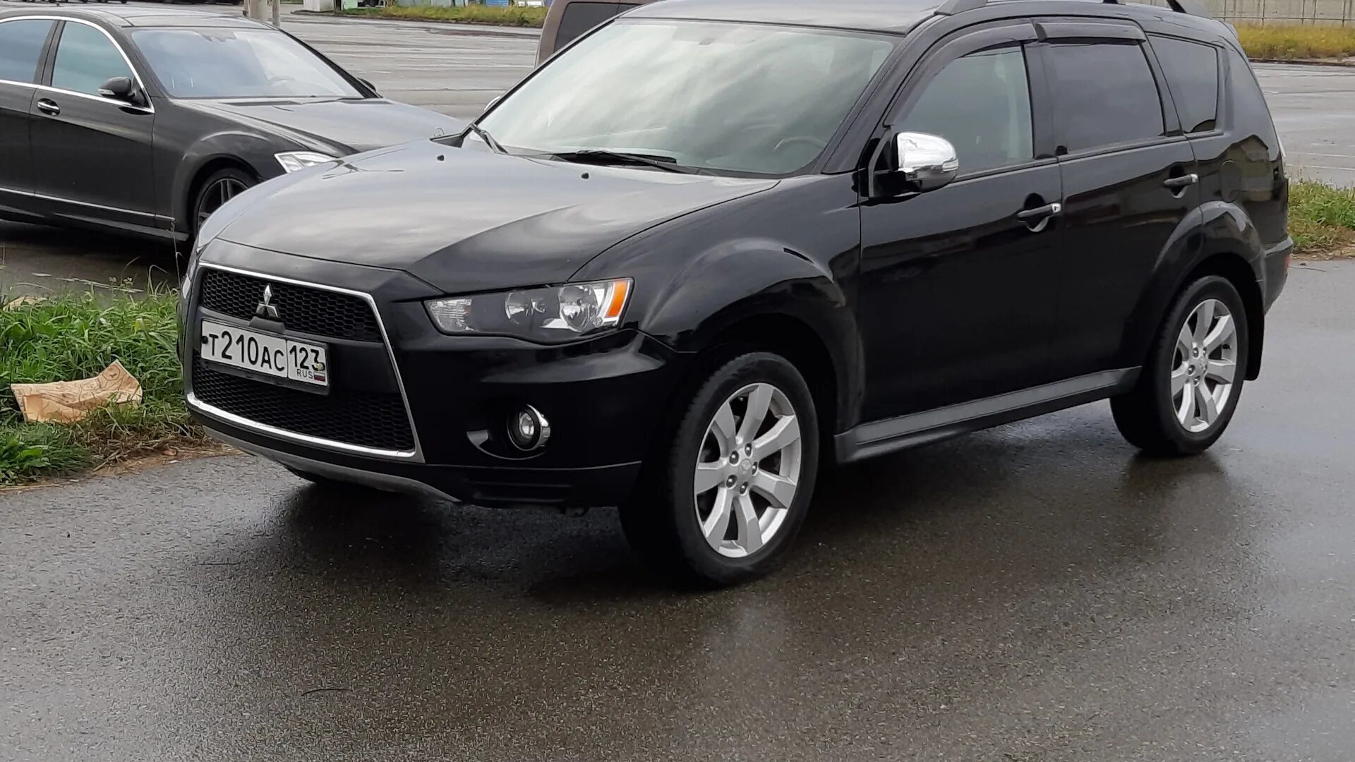 Мицубиси аутлендер обзор. Mitsubishi Outlander XL 2014. Mitsubishi Outlander XL 2012. Митсубиси Аутлендер 10 года. Mitsubishi Outlander 2 XL.