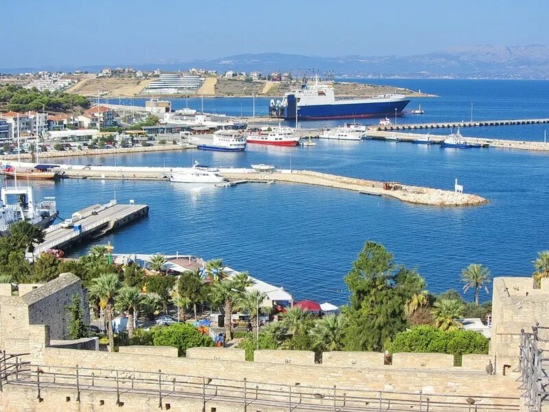 Izmir турция cesme. Измир чешме турция. Чешме набережная. Измир чешме. Караван сарай чешме.