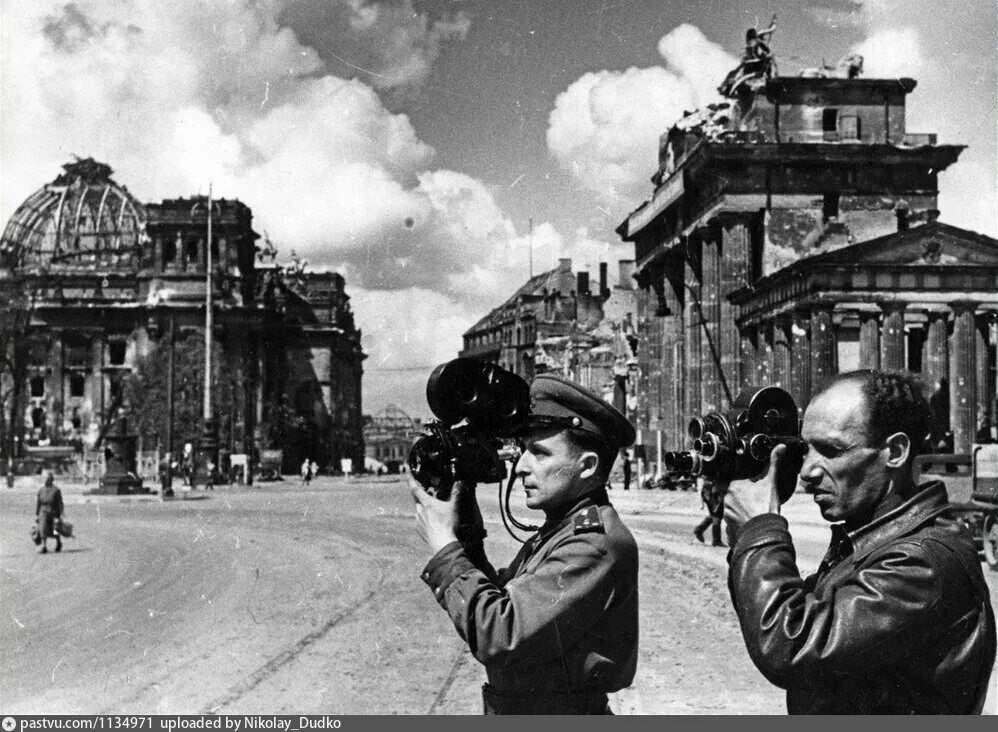 Ркка в берлине 1945. Берлин протесты бундестаг. Полиция европы. Иноагенты в берлине. Марты хиллерс женщина в берлине.