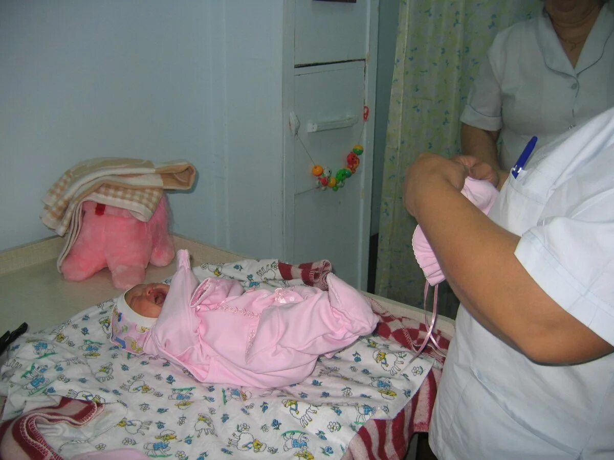 новорожденная девочка в роддоме