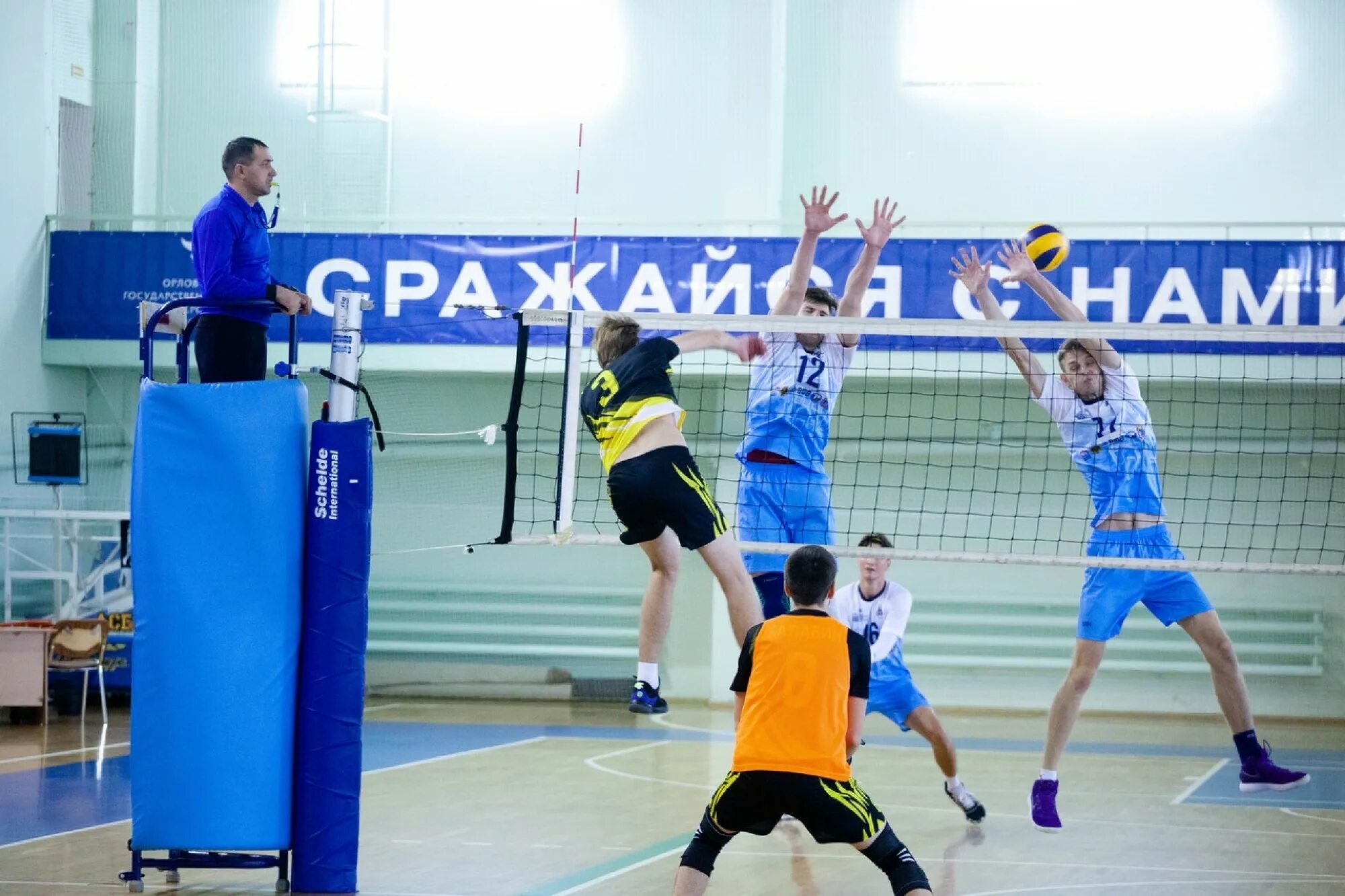 волейбол в школе на физкультуре. волейбол студенческие команды. волейбол студенты. урок физкультуры волейбол студенты. волейбол студенты.