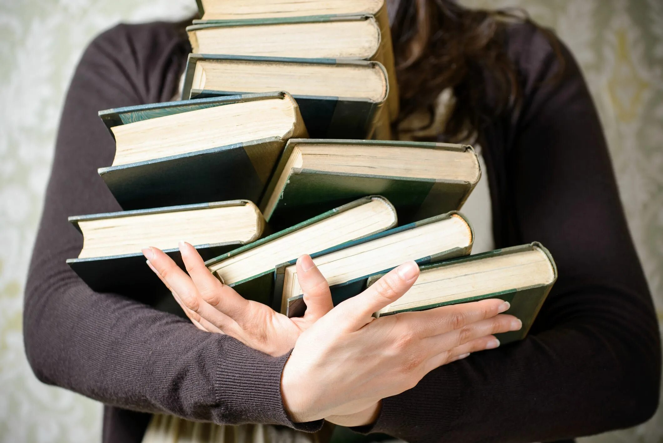 Изучение картинки. Чтение книг. Человек с книжкой в руках. Куча книг. Человек с книгой в руках.