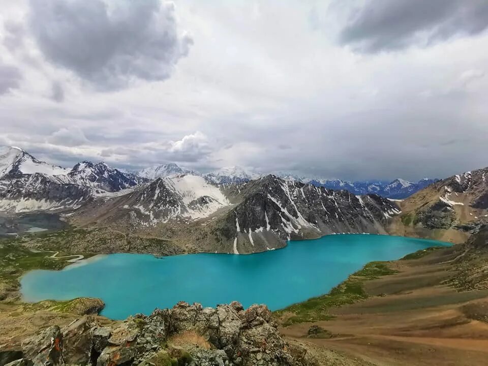 Ала пост. Озеро ала Куль Кыргызстан. Алакуль Киргизия. Ала кёль озеро Киргизия. Аллакуль горное озеро Киргизия.