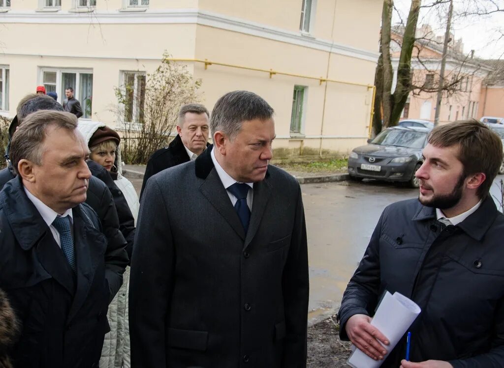 спасатели открывают дверь. спасатели вскрывают квартиру. новости хроника. новости хроника. новости хроника.