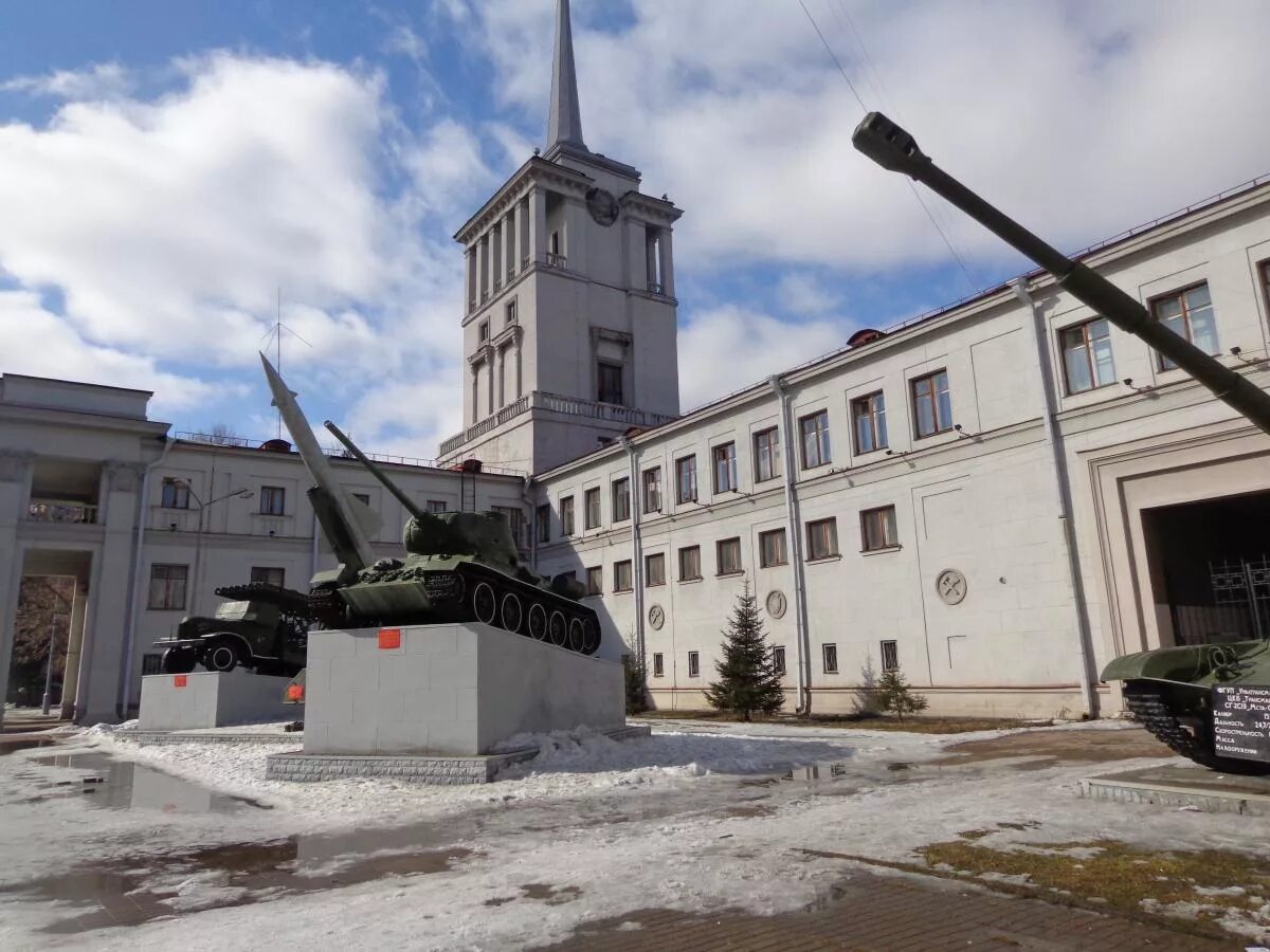 8 февраля 1941 года в Свердловске состоялось торжественное открытие Дома Красной