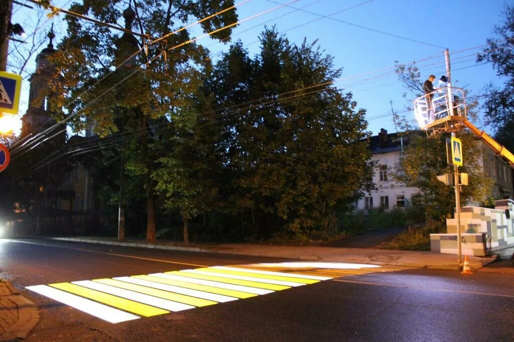 Проекционный пешеходный переход. Проекционная разметка пешеходного перехода. Гобо проектор дорожной зебра. Освещение пешеходных переходов. Проекционный пешеходный переход.