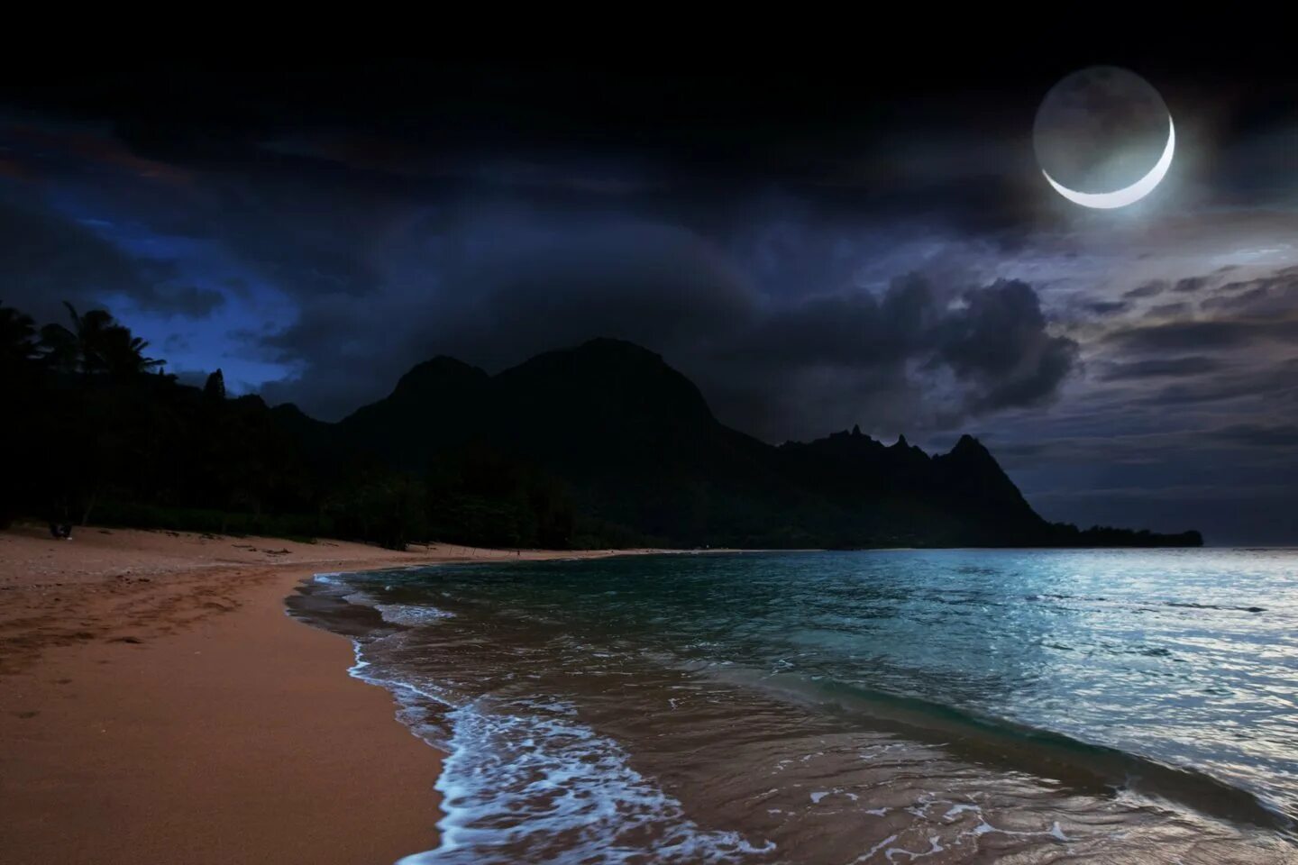 Картинки моря ночью. Красивое море ночью. Красивое ночное море. Ночь в море. Ночной пляж.