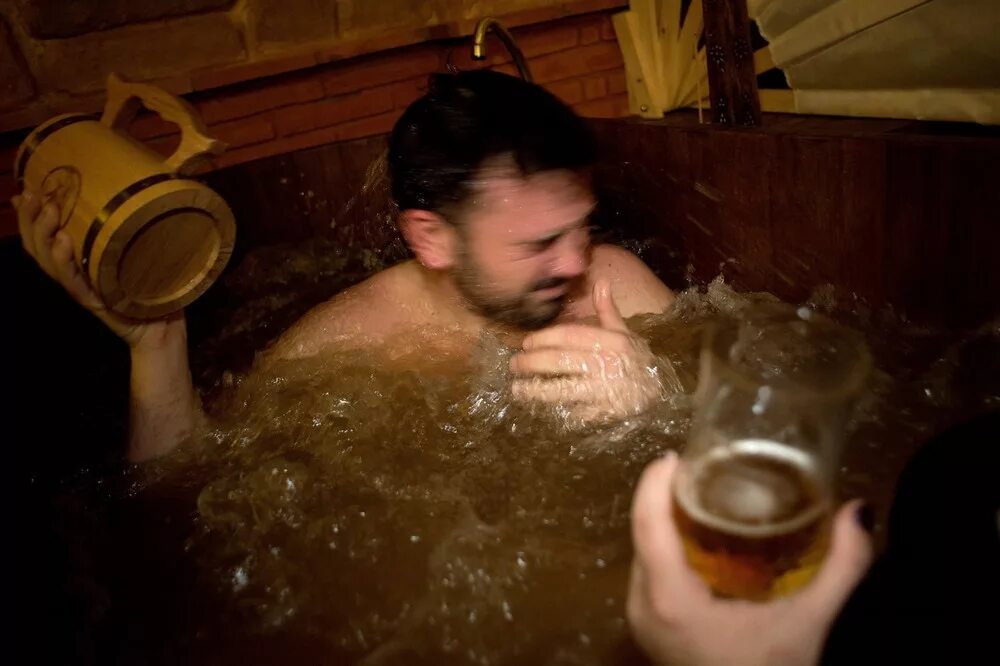 Моется в бане. Пивные ванны. Ванна с пивом. Пиво в бане.