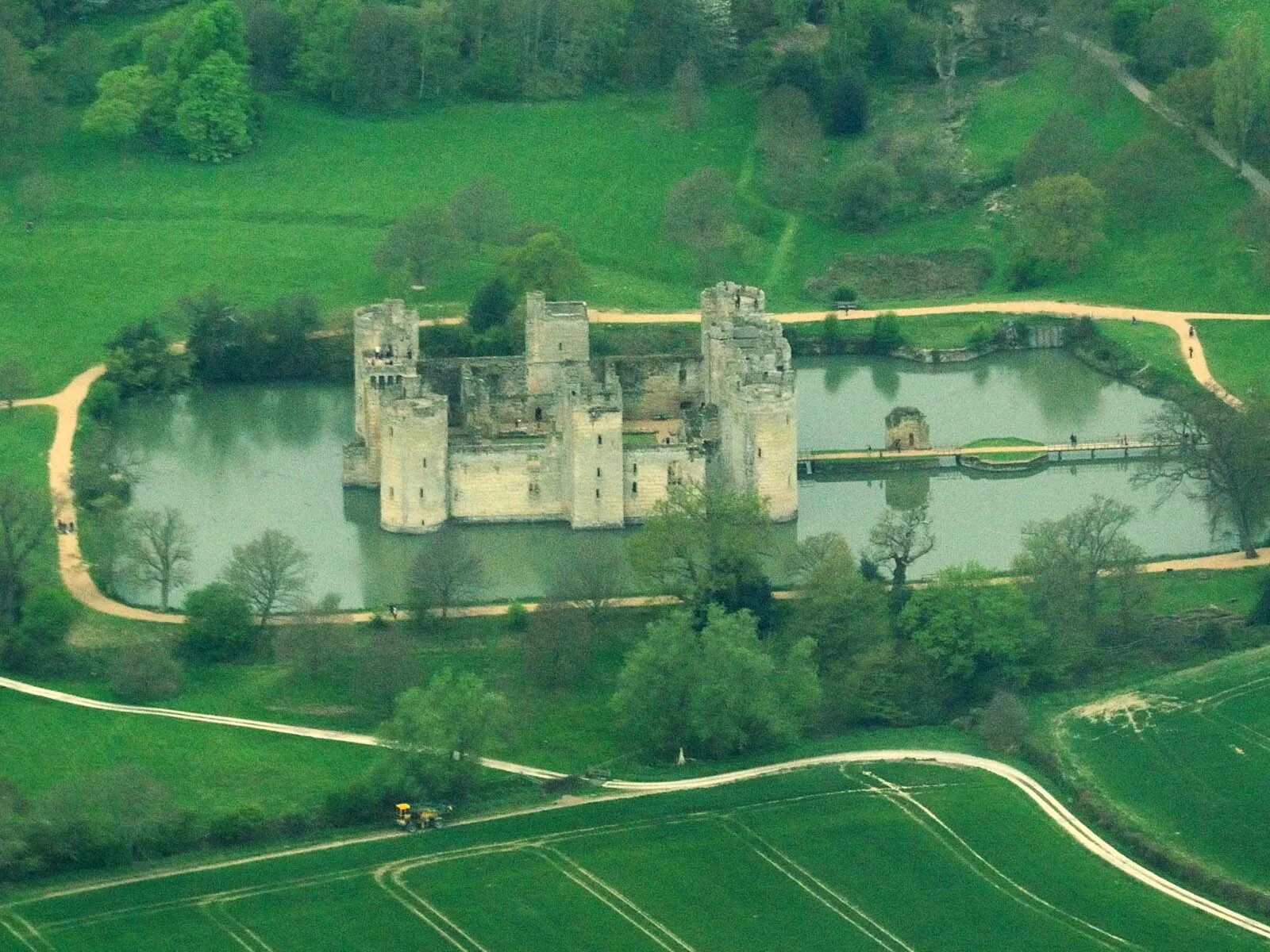 Надвратная башня средневекового замка. Дом рвы. Барбикан крепости. Ров замка средневековья. Дом окруженный водой.