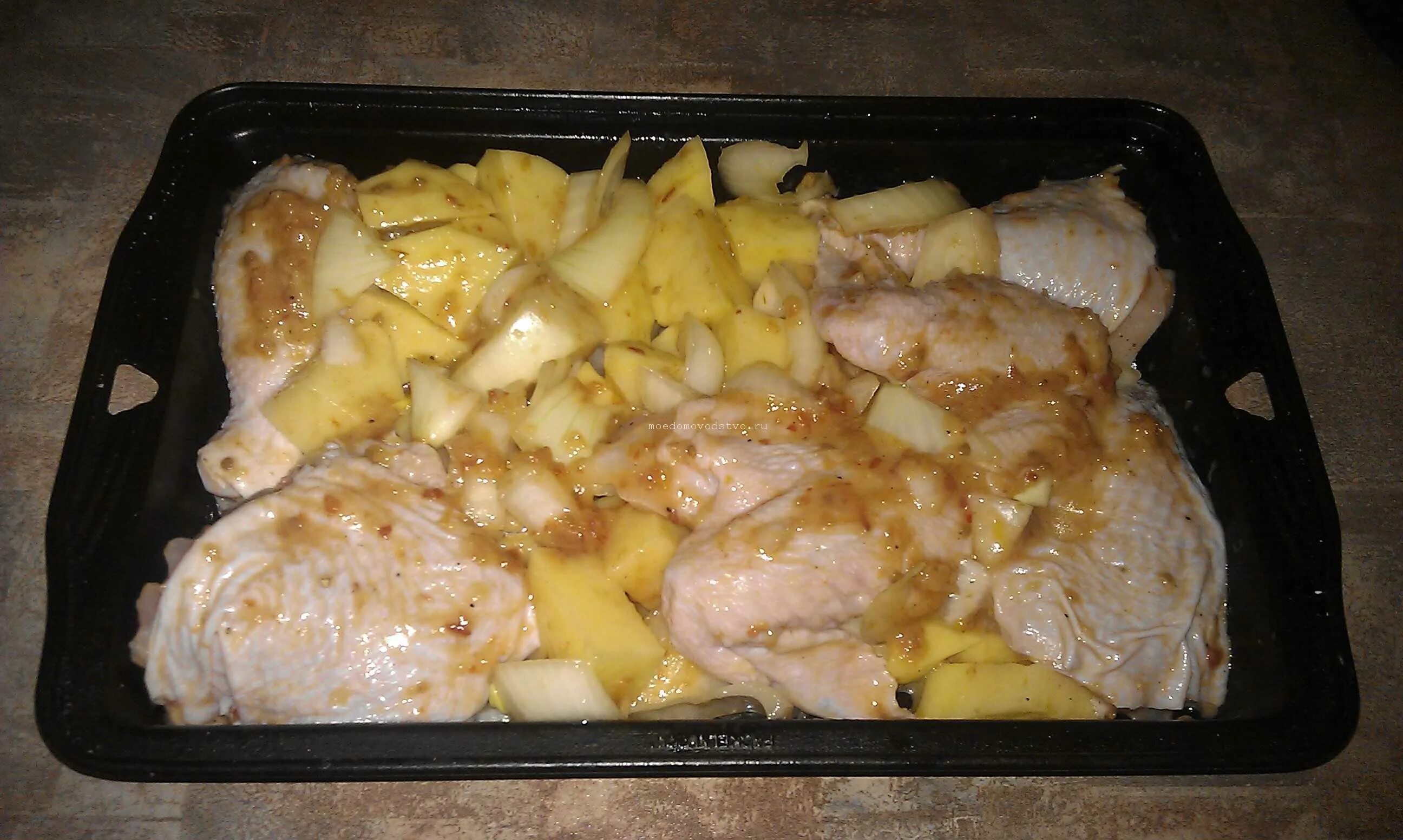 Курица с картошкой в духовке. Запеченная курица с картошкой в духовке. Запеченный картофель с курицей. Куриное мясо с картошкой в духовке.