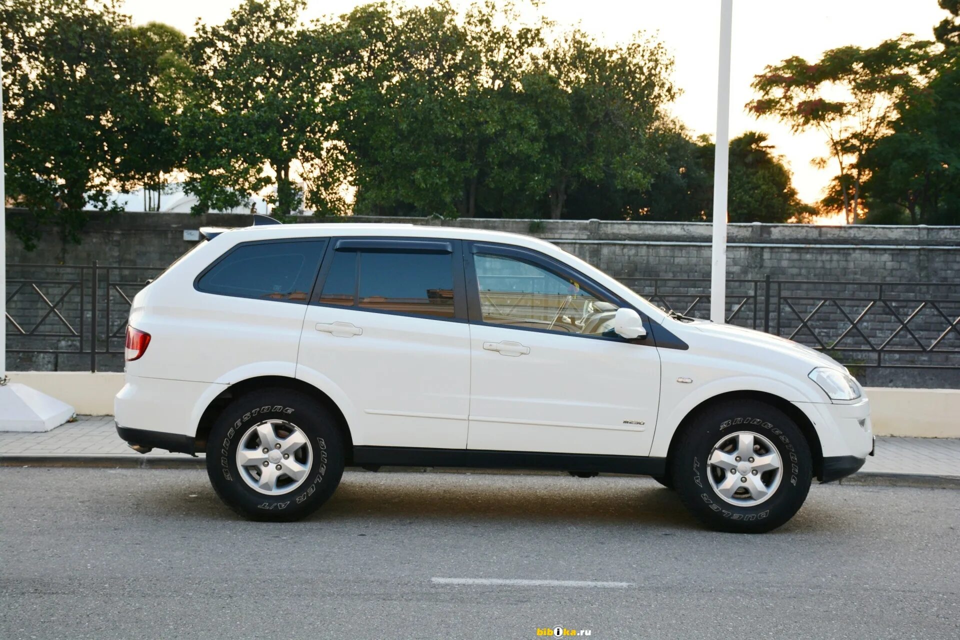 Саньенг кайрон 2012. SSANGYONG Kyron 2012. Кайрон сбоку. Саньенг Кайрон белый тюнинг фото.