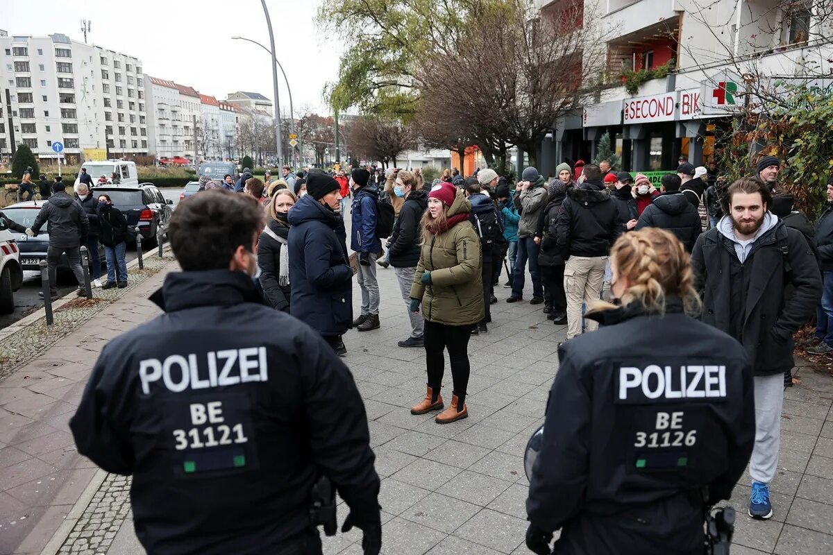 Европа нападение. Germany protest. Что сейчас происходит в Берлине. Беспорядки в Берлине 6 - 7 декабря 2022. Протест ураинским мигрантав в Вене.