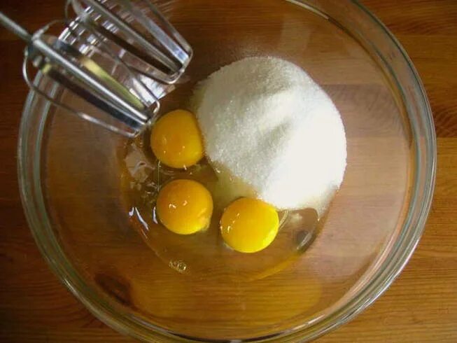 3 яйца 3 столовые ложки сахара. Взбить желтки в миске. Яйца в миске. Яйца и сахар в миске. Яйца с сахаром.