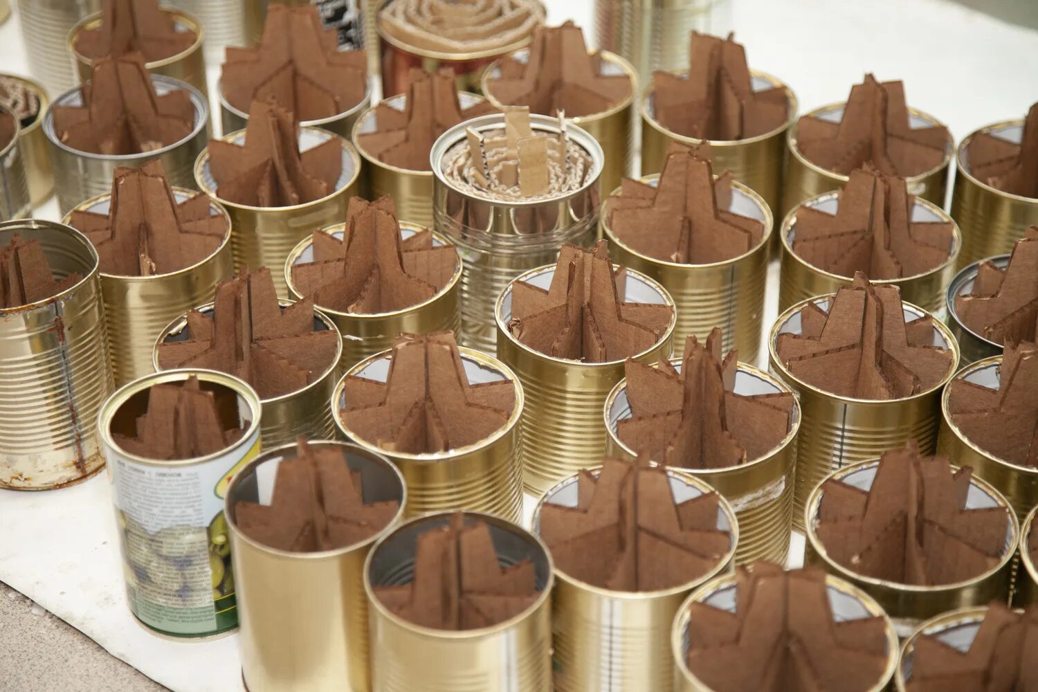 Свеча из жестяной банки. Блиндажные свечи из консервной банки. Блиндажные свечи из консервной банки. Как изготовить окопную свечу. Армейская свеча.