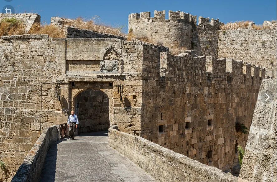 рыцарский замок на родосе. факты о городе родос 4 класс окружающий мир. родос замок рыцарей. город родос средневековые постройки. улица рыцарей родос.