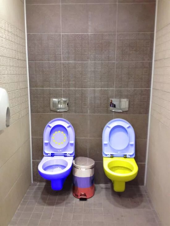 Двойной унитаз. Парные унитазы. Унитаз для двоих. Две палочки туалет. Унитазы рядом.