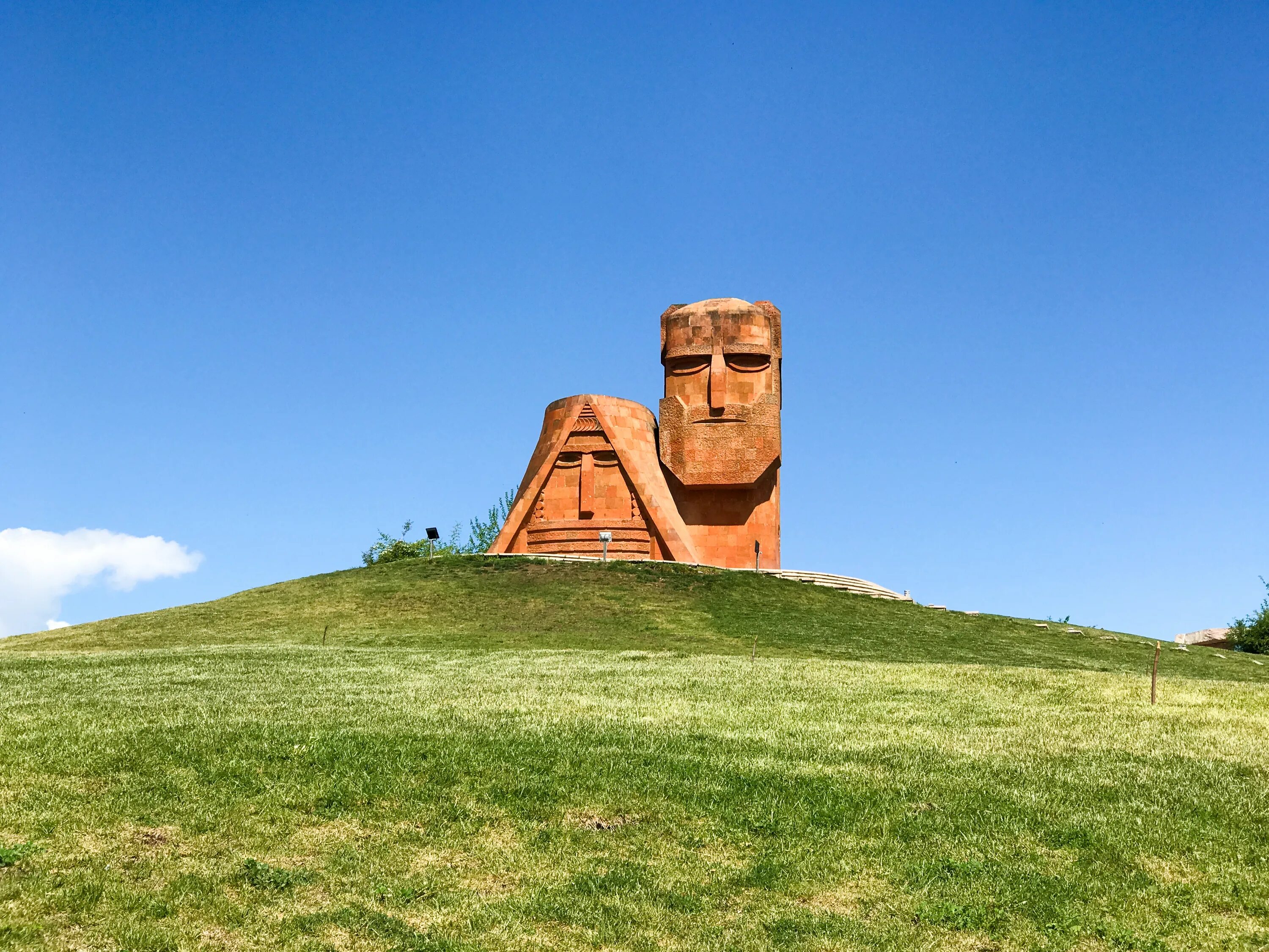 Сайты арцах. Монумент “мы и наши горы” Арцаха. Армения горы Арцах. Татик папик Азербайджан. Карабах достопримечательности природа.