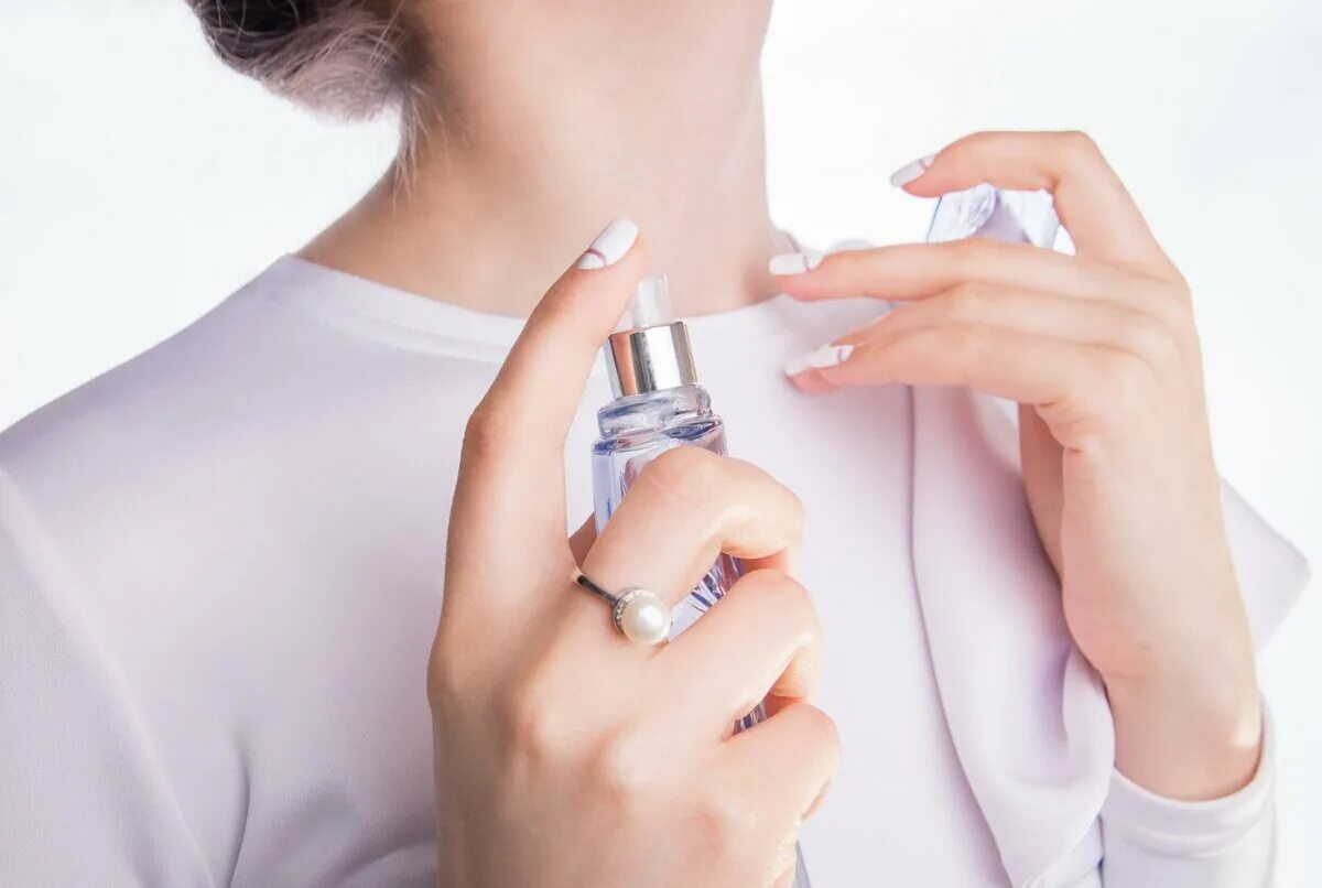Средство от затхлого запаха одежды. Брызги духов. Запах на одежде. Аромат от одежды. Запах.