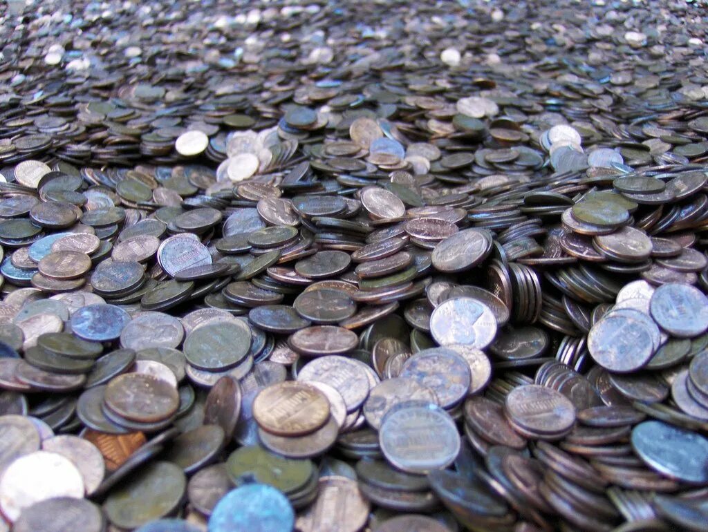Куча монет. Много железных. Много железных. Железные деньги. Деньги мелочь.