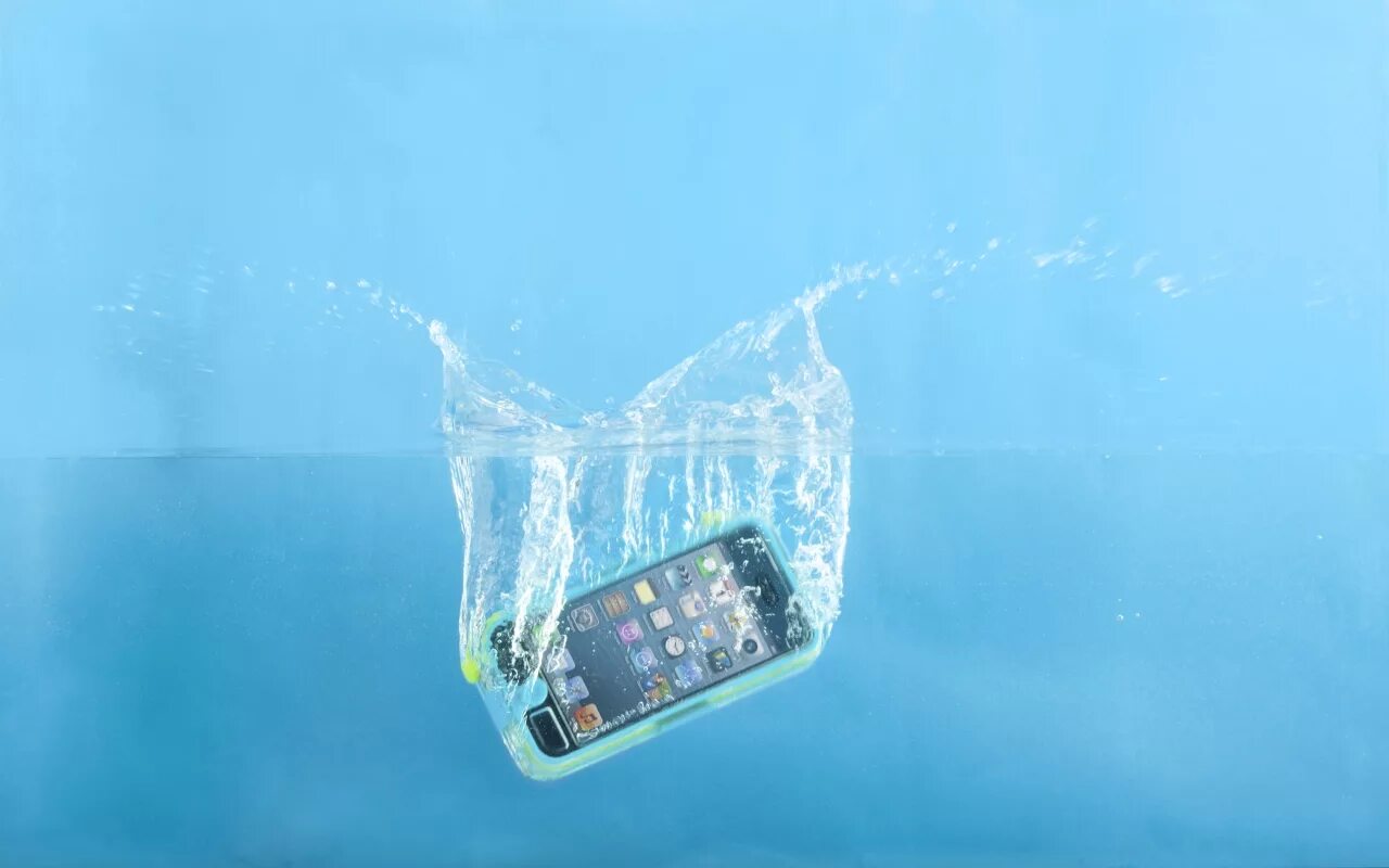 После попадания воды айфон. Телефон в воде. Смартфон под водой. Смартфон упал в воду. Айфон в воде.