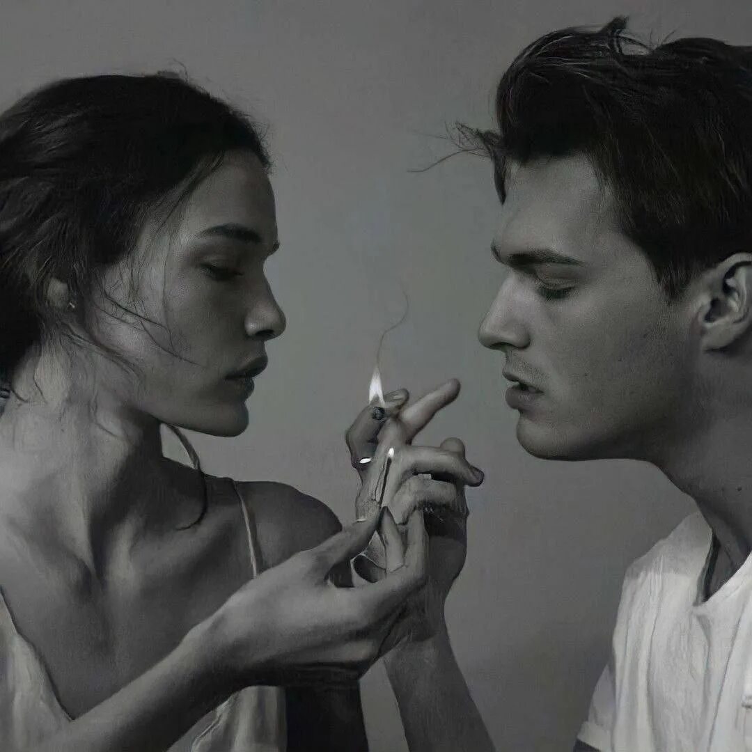 Эстетика пары. Парень курит с девушкой. Парень с девушкой в темноте. Курящие парень и девушка. Парень и девушка эстетика.