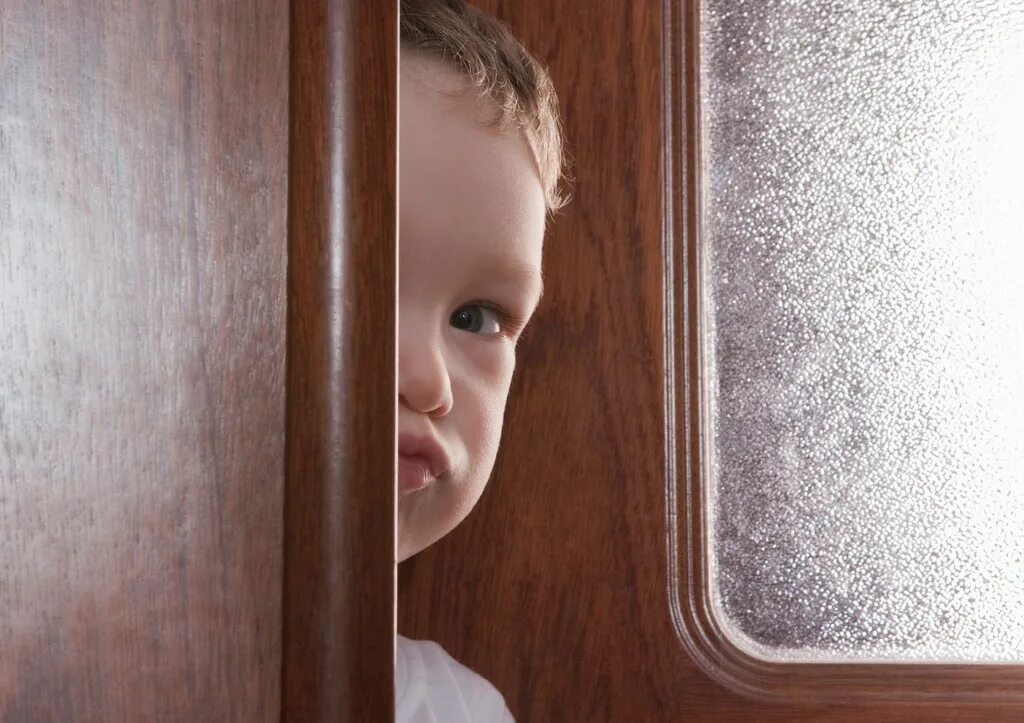 Ребенок выглядывает из за двери. Daddy bath. Подглядовала за сыном. Подглядовала за сыном. Отец в ванной.