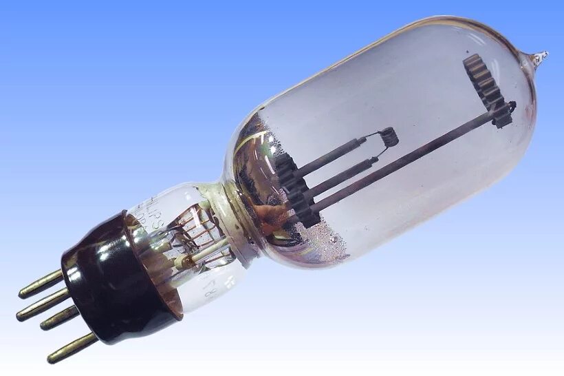 катод вакуумной лампы. двухэлектродная лампа диод. катод лампы. анод и катод лампы. конструкции на радиолампах.