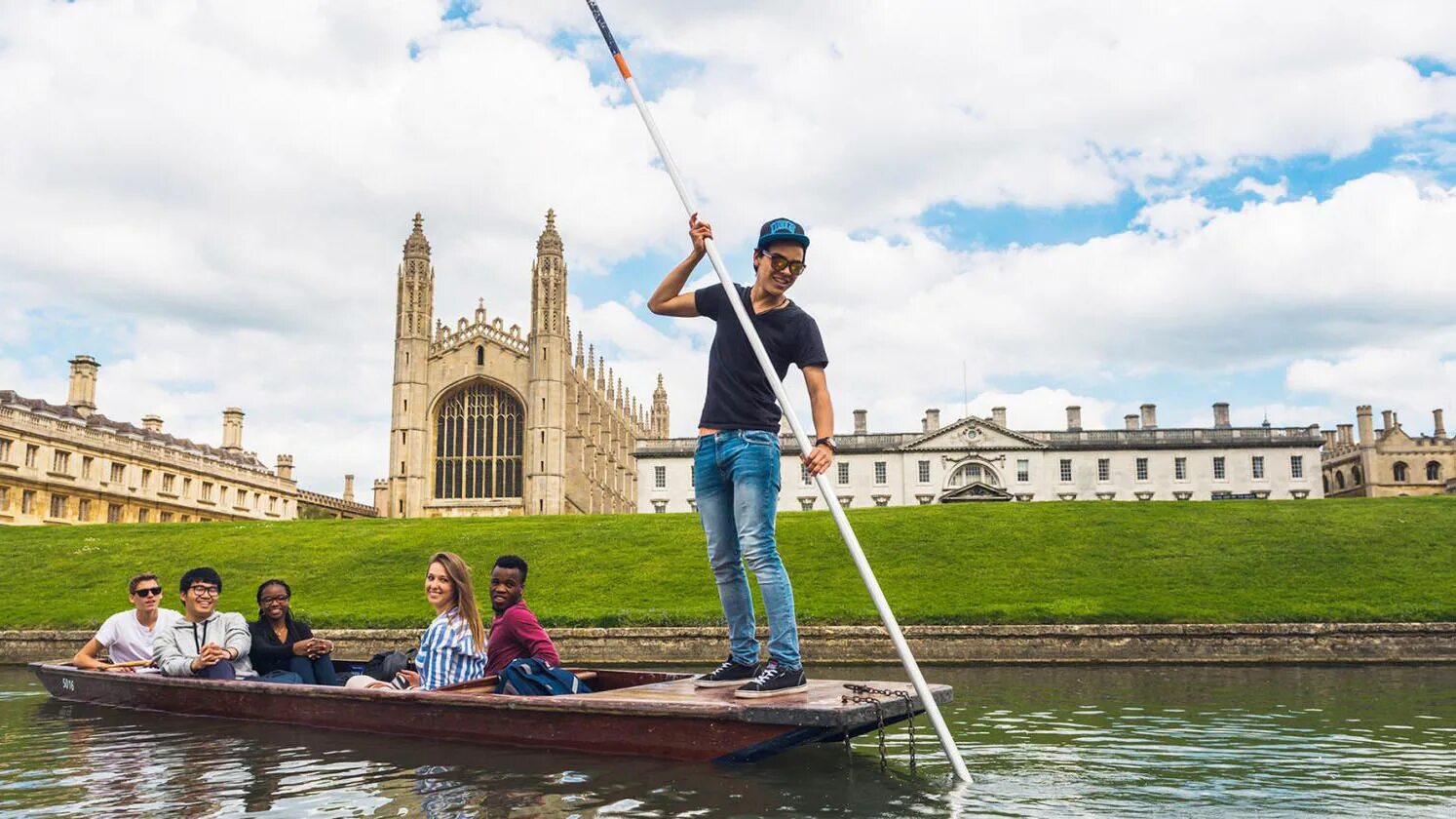 Students cambridge cambridge university. Кембриджский университет Студенческая жизнь. Оксфорд и Кембридж. Кембридж студенты. Выпускники Кембриджа.