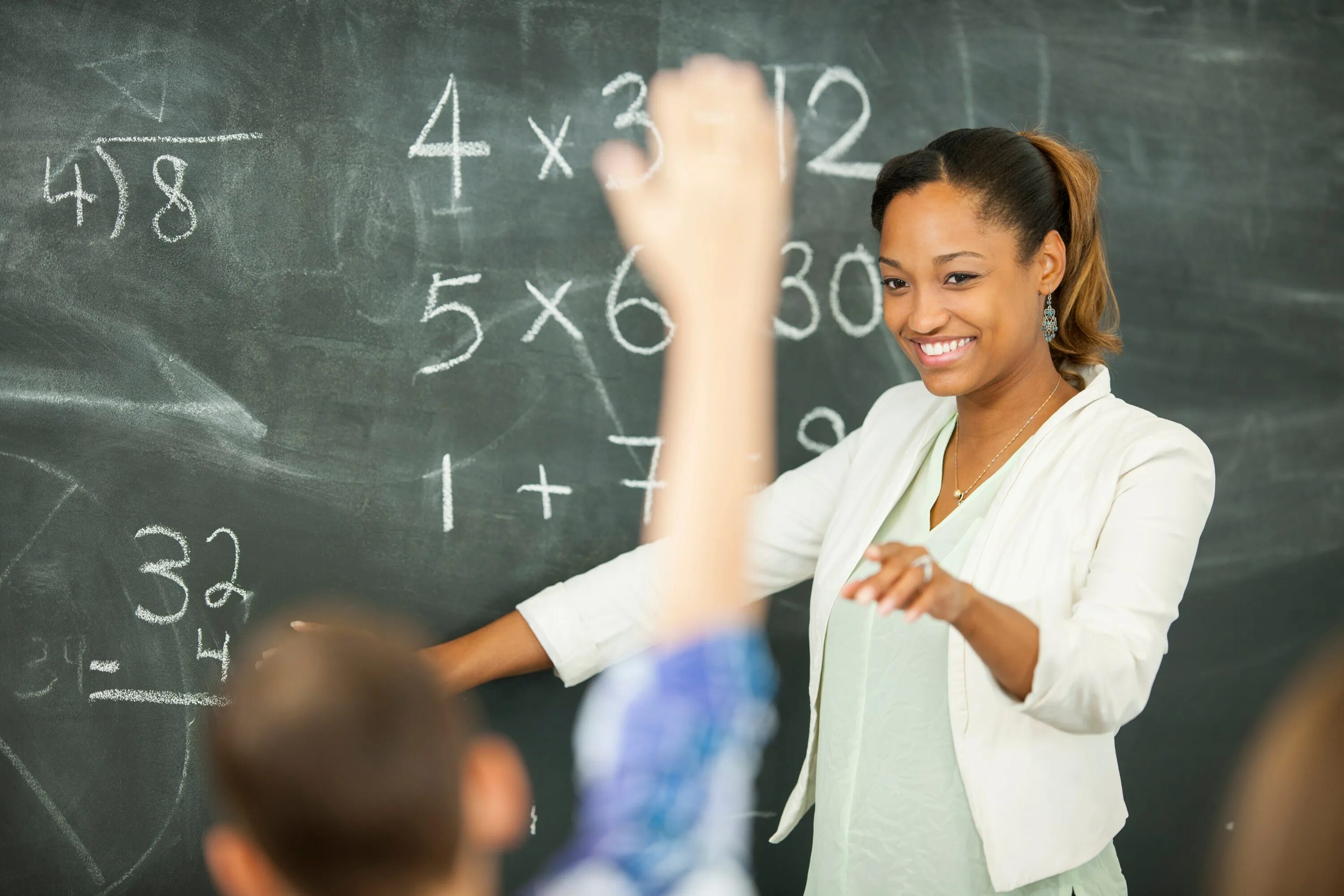 Teachers powers. Американские учителя. Женщина учитель. Темнокожий преподаватель. Учитель спрашивает.