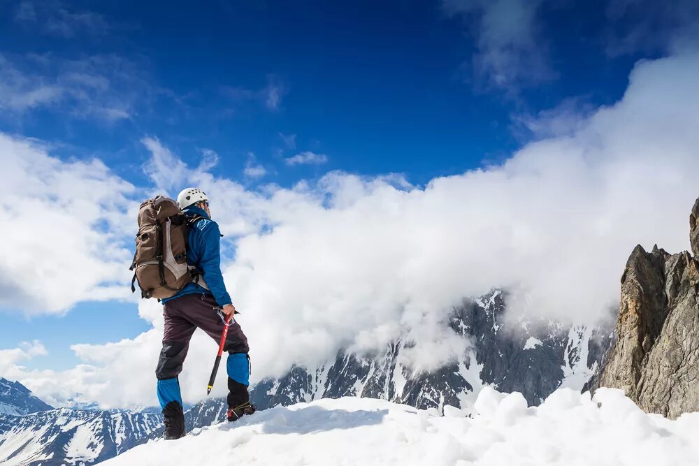 Альпинист. Зимний альпинизм. Восхождение на гору. Туристы в горах.