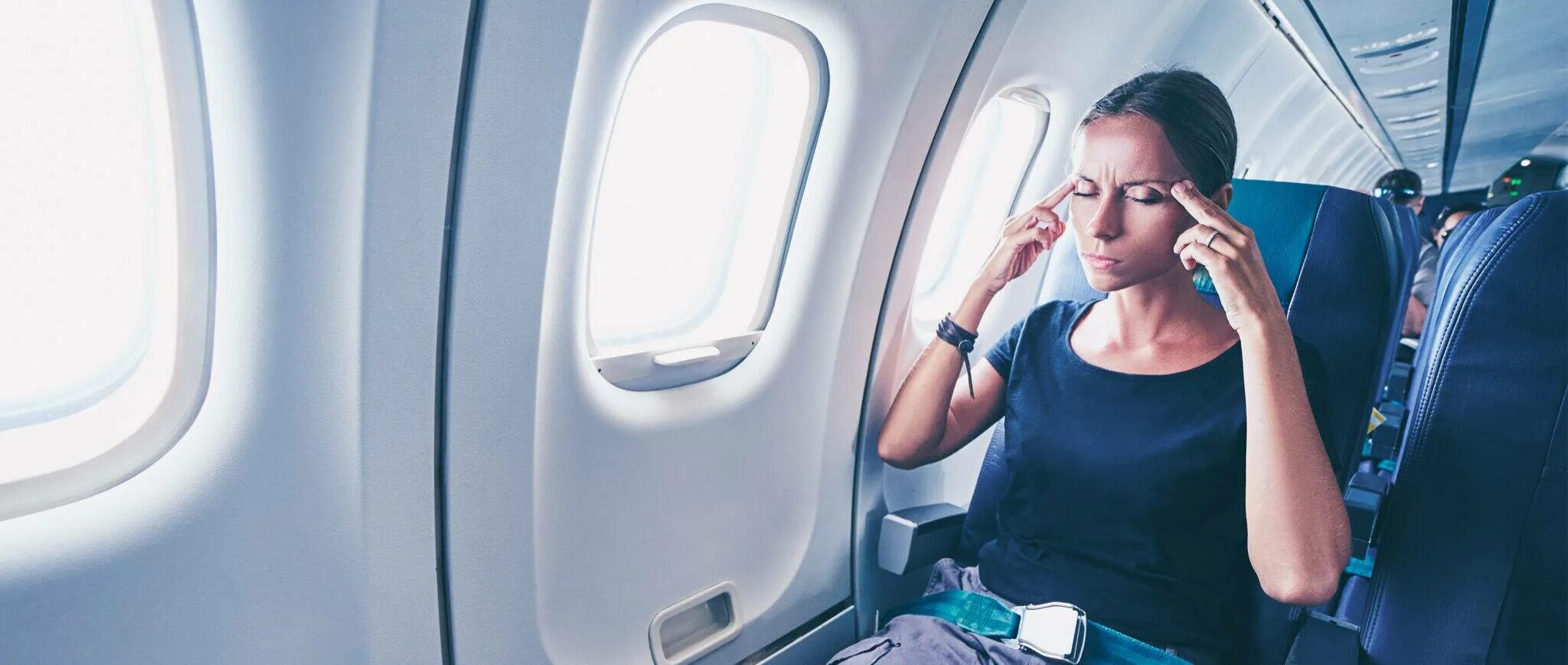 Салон самолета с людьми. Опасно летать на самолетах. Может ли гипертоник летать на самолете. Турбулентность в салоне. Катастрофа «конкорда».