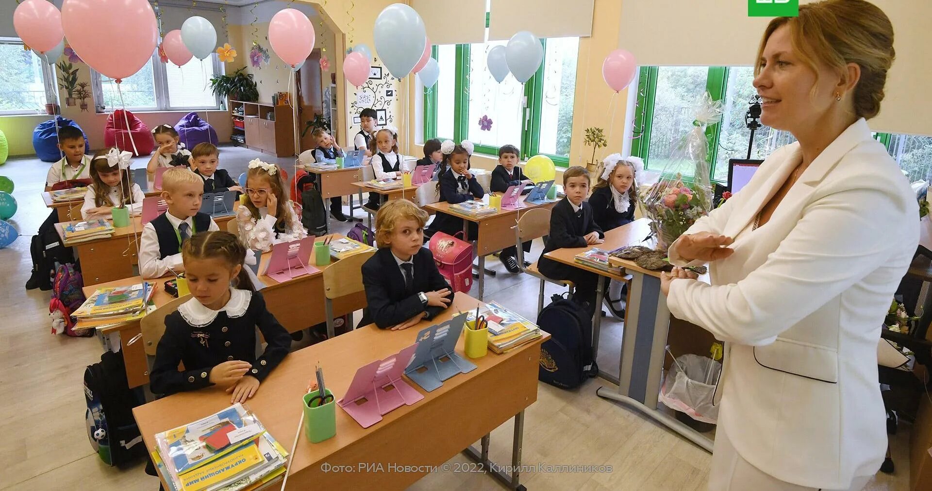 Школы москвы первоклассникам. Школы москвы первоклассникам. Линейка первого сентября. Первоклассники москвы. Первое сентября.