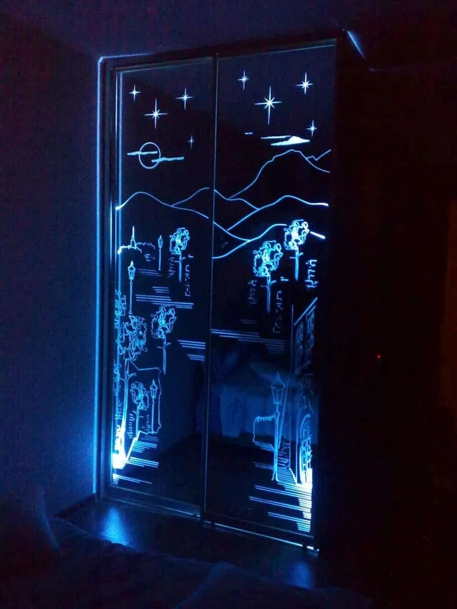 Дверь с подсветкой. Светящаяся дверь. Приоткрытая дверь. Светящаяся дверь. Темная комната с дверью.