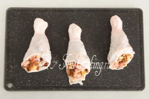 Фаршированные голени курицы грибами в духовке
