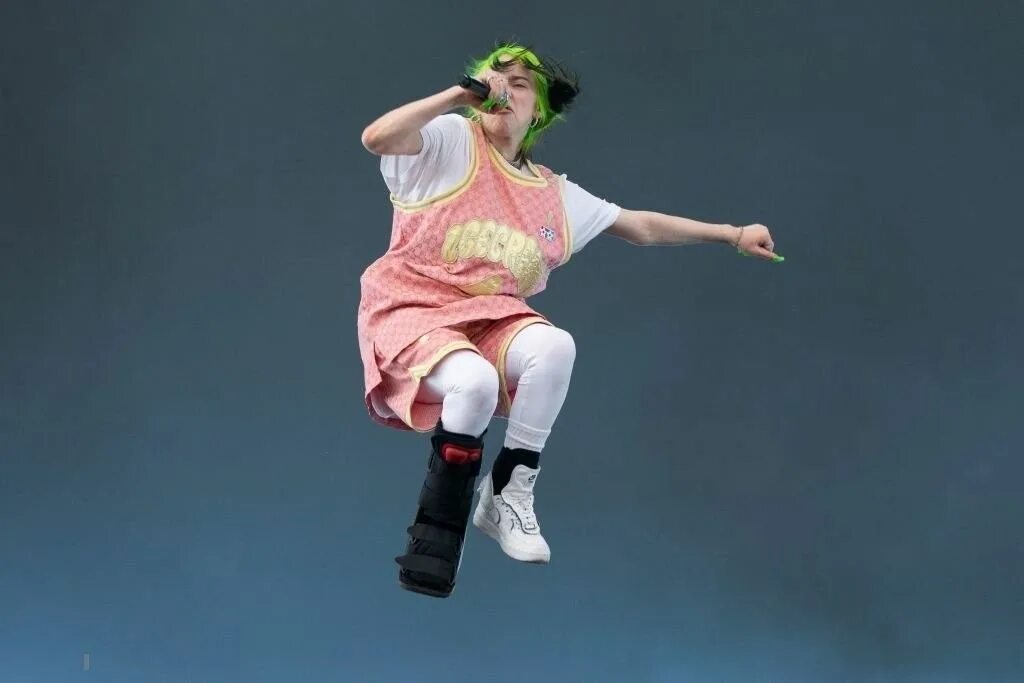 Billie eilish 2016. Билли гиф. Билли айлиш сейчас 2021. Шапка билли айлиш. Танец билли айдиш.
