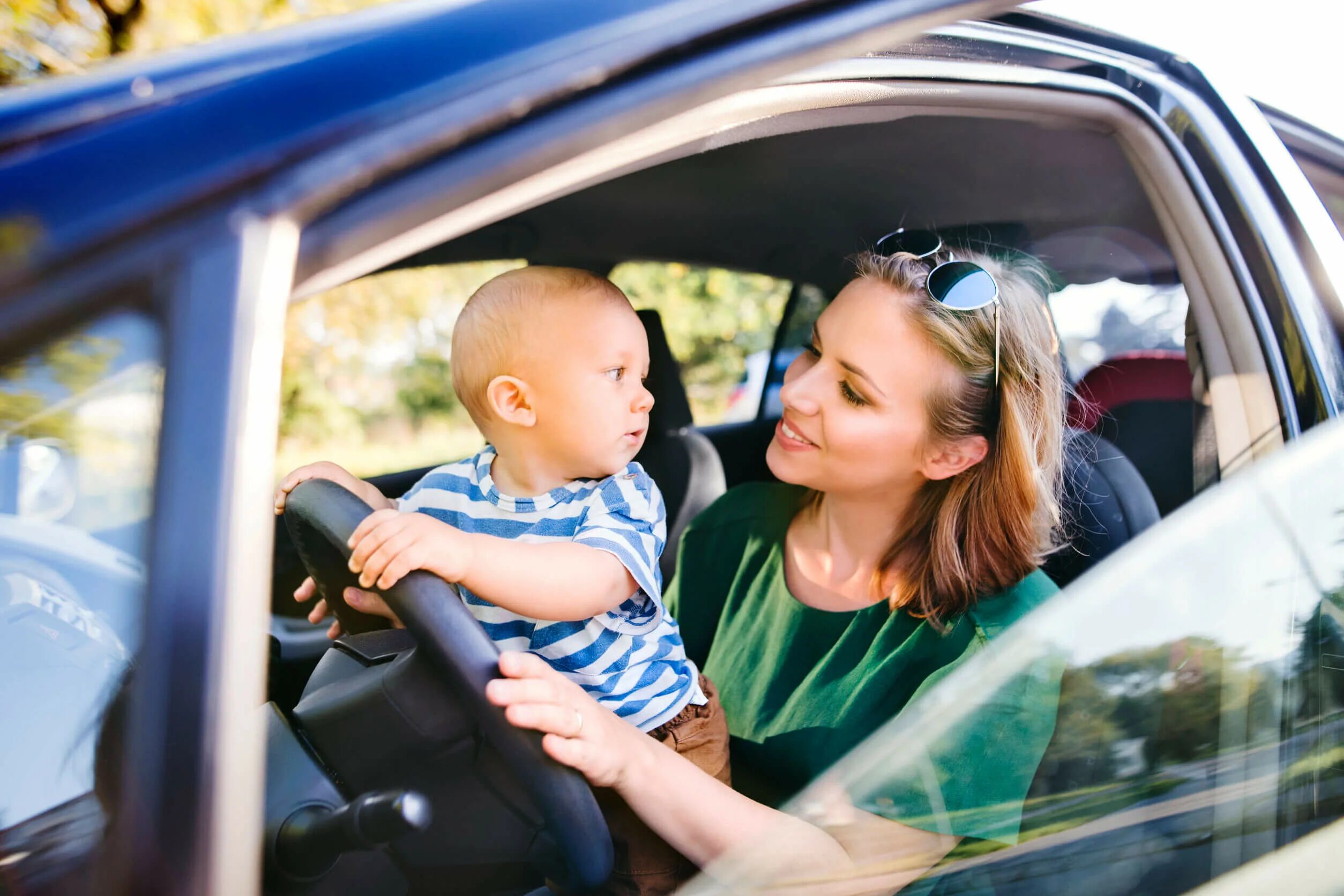 Безопасность женщин и детей. Женщина с ребенком в автомобиле. Малыш с мамой в машине. Мама с ребенком за рулем. Автомобиль мама дети.