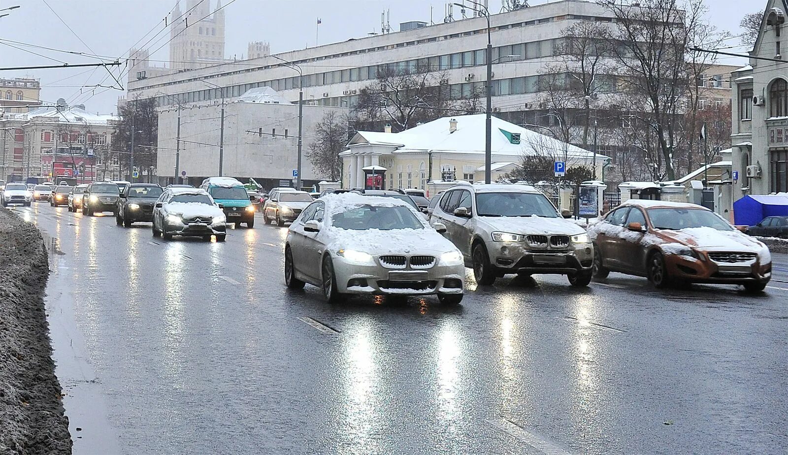 То сейчас на дорогах. Ледяной дождь на дороге.